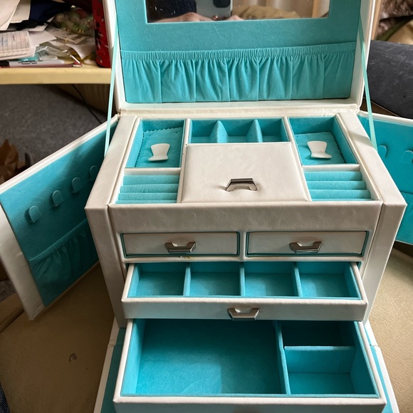 New With Flaw Origami Owl Locking Jewelry Storage Case White Leather Blue Inside - Picture 2 of 6